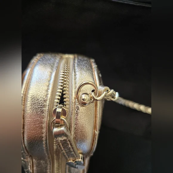 CHANEL Heart Clutch on Chain. - Picture 3 of 11